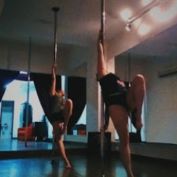 Velvet - Pole & Tease